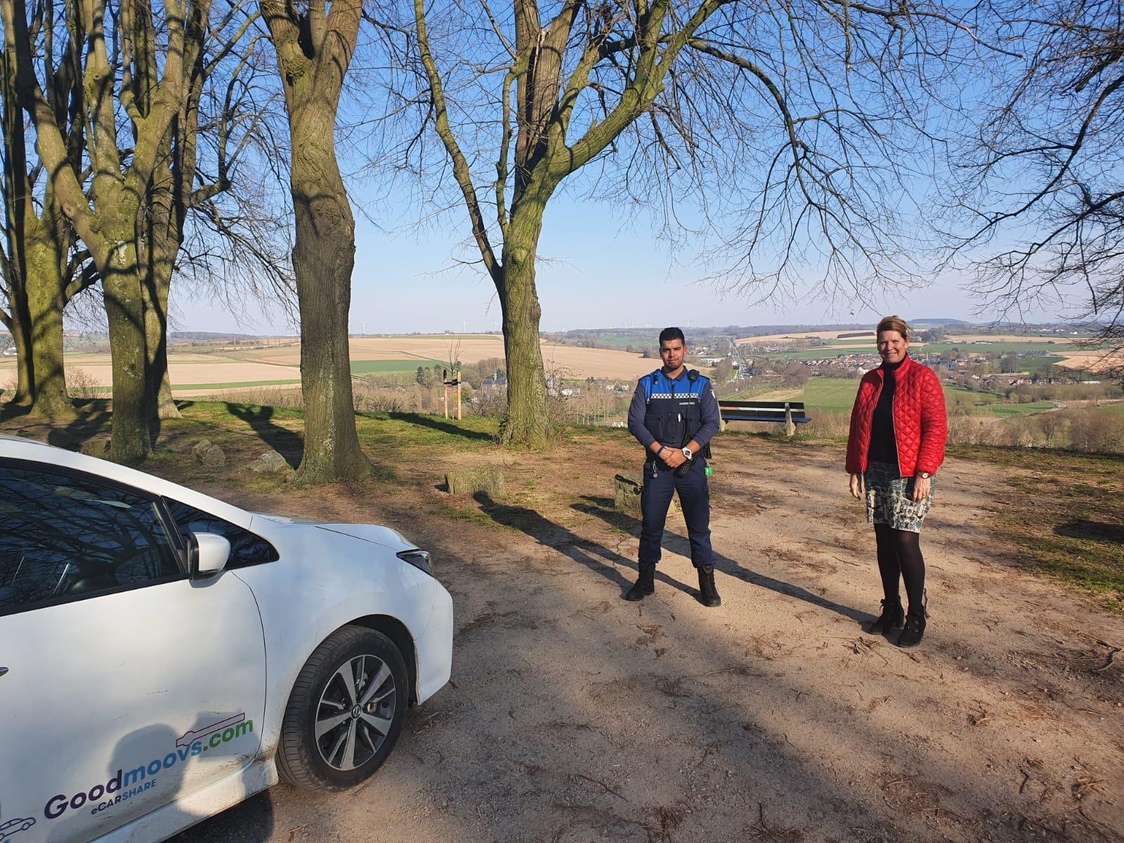 Handhaver en burgermeester in landschap