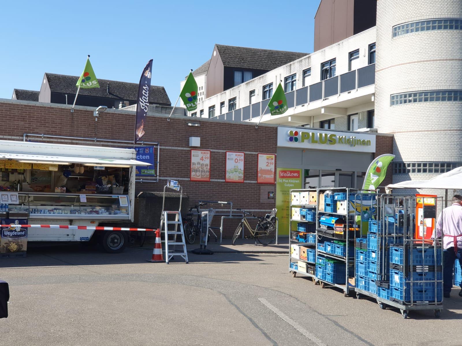 Maatregelen op markt in verband met corona. linten gespannen