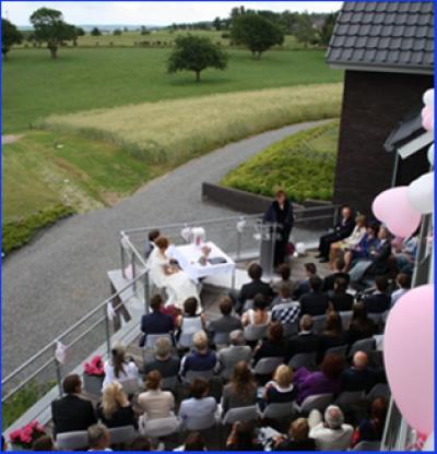 Wijndomein De Planck. Publiek buiten met uitzicht op landschap