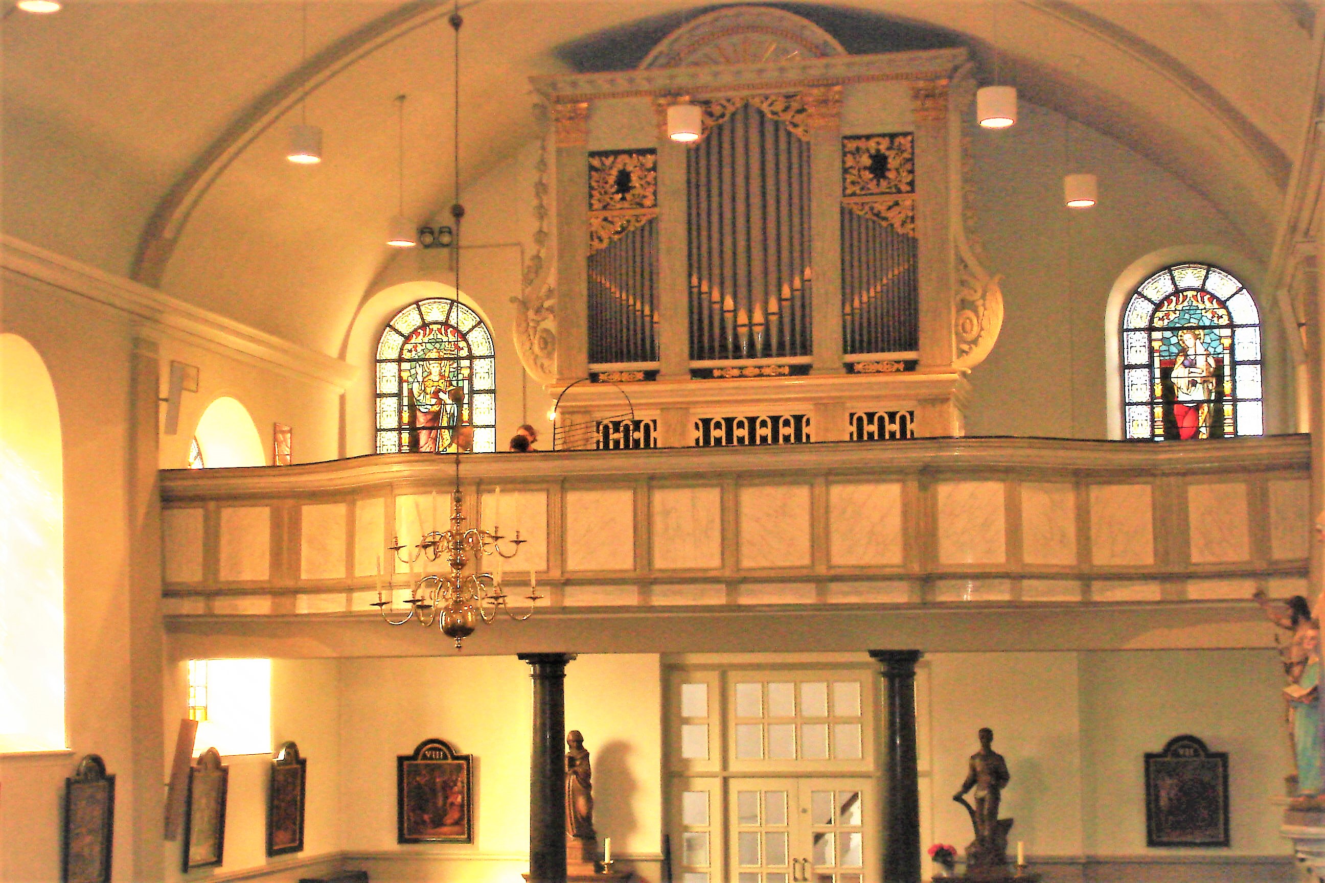 interieur kerk met orgel