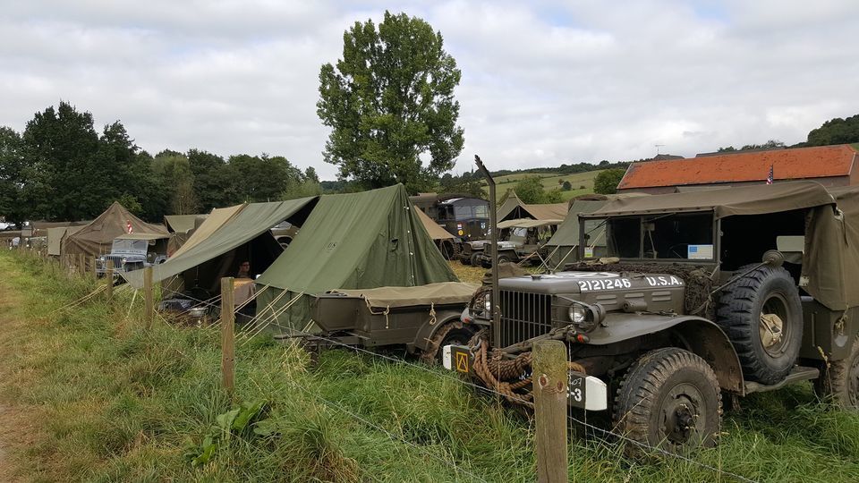 Militaire tenten in wei
