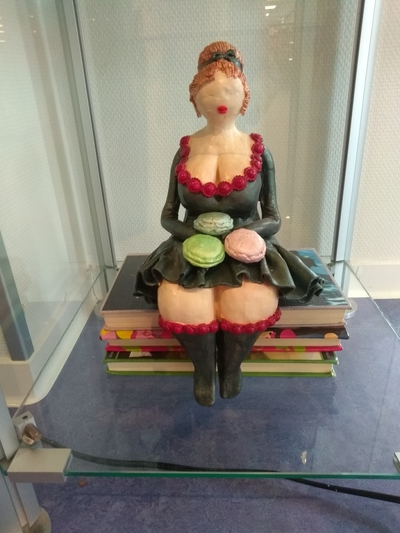 Keramieken beeld van vrouw