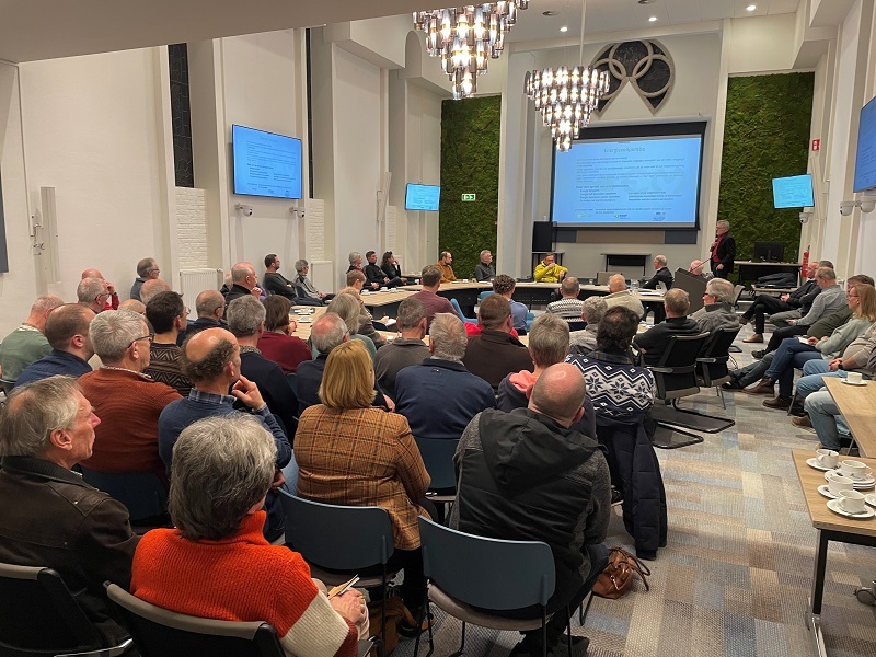 Toehoorders bijeenkomst raadszaal 