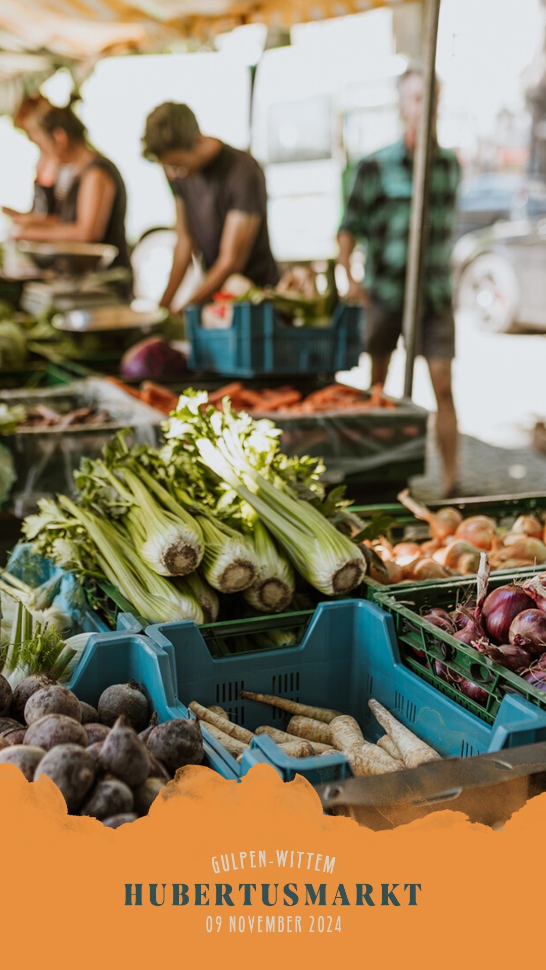 Marktkraam op de Hubertusmarkt met een groentenuitstalling. de verkoper staant achter de kraam met een bruine schort. 