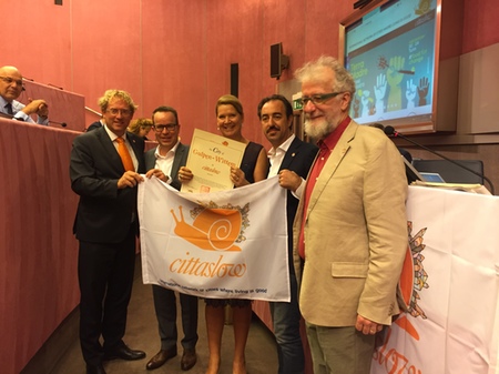 Diverse interationale deelnemers Cittaslow met burgemeester in Italie