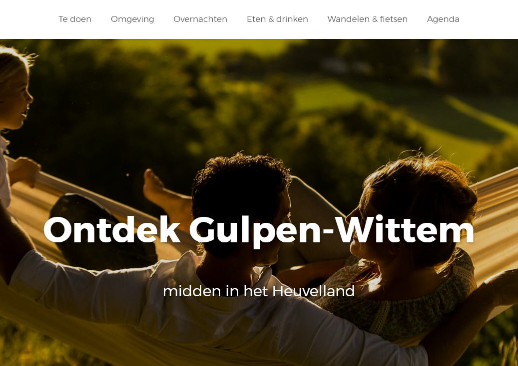 Tekst: Ontdek Gulpen-Wittem. Mensen in hangmat genieten van uitzicht op Limburgs landschap