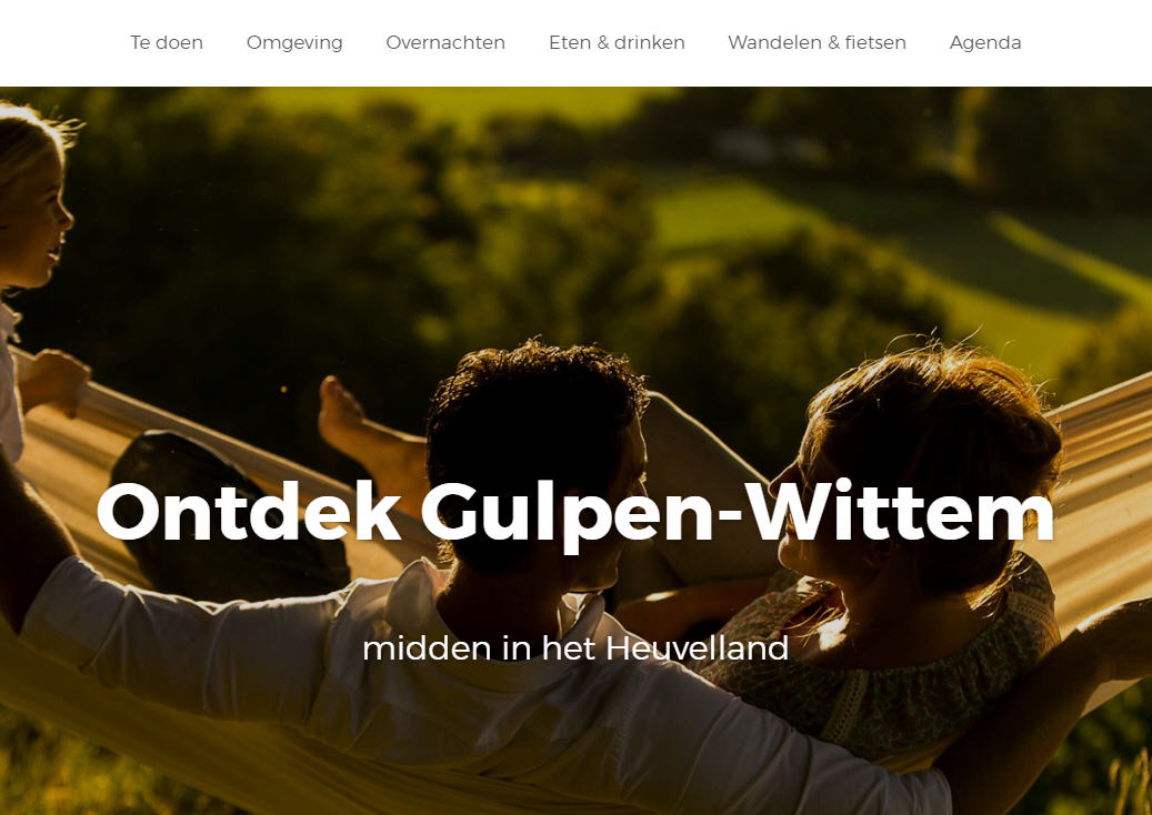Tekst: Ontdek Gulpen-Wittem. Mensen in hangmat genieten van uitzicht op Limburgs landschap. Het zijn een man en een vrouw. De foto is in bruintinten