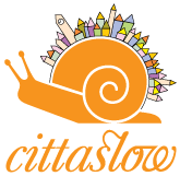 Cittaslow logo. Slak met diverse huisjes op rug