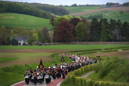 Processie in het landschap bij Eys